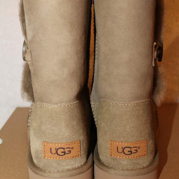 UGG BAILEY BUTTON SHORT WATER RESISTANT BOOTS - Picture 8 of 8